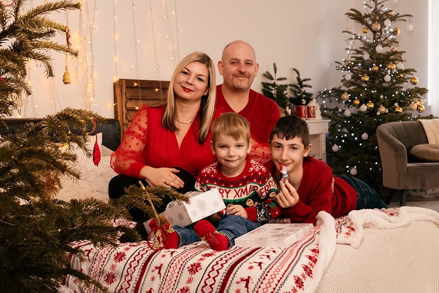 Sziszi Photography szabadtéri páros családi egyéni portré kiskedvenc élmény fotózás tolna baranya megye Szekszárd Pécs Karácsonyi fotózás stúdió otthon fenyőfarm Bonyhád Pécsvárad 2026 árlista csomagok kedvezmény